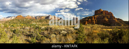 Ampio panorama panoramico con vista panoramica sulla cattedrale e sul Red Rock state Park. Spettacolare Prairie Skyline Horizon a Sedona, Arizona Stati Uniti Foto Stock