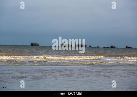 Resti di cassoni di Phoenix che ha formato il porto esterno muro del porto di gelso costruito nel giugno 1944 a Arromances les Bains dalla Allied fo Foto Stock