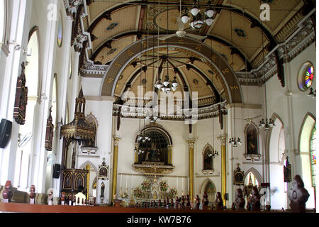 Interno chiesa Kalawar o il santo Rosario, Bangkok, Thailandia Foto Stock