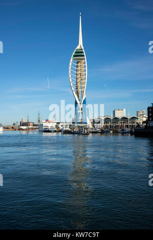 La Spinnaker Tower, con Portsmouth GunWharf Quays e lo storico cantiere navale in background. Preso il 28 dicembre 2017 Foto Stock