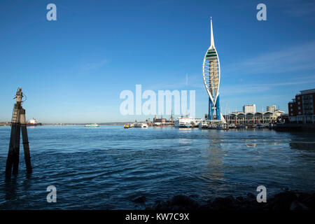 La Spinnaker Tower, con Portsmouth GunWharf Quays e lo storico cantiere navale in background. Preso il 28 dicembre 2017 Foto Stock