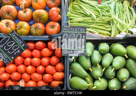 Ortaggi per la vendita su un mercato in Spagna a Madrid Foto Stock