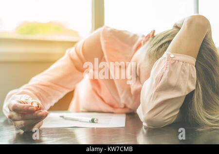 Grande concetto del divorzio, fine del rapporto, triste giovane donna, firma un accordo di divorzio, con le mani in faccia. Foto Stock