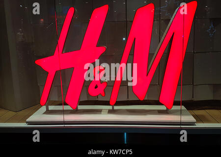 Nowy Sacz, Polonia - 20 dicembre 2017: Segno della store H&M sulla finestra di shopping in close-up. H&M è una famosa multinazionale svedese di vendita al dettaglio clothi Foto Stock