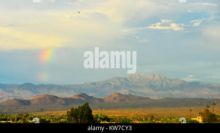 Rainbow nel deserto su quattro picchi moutains. Foto Stock