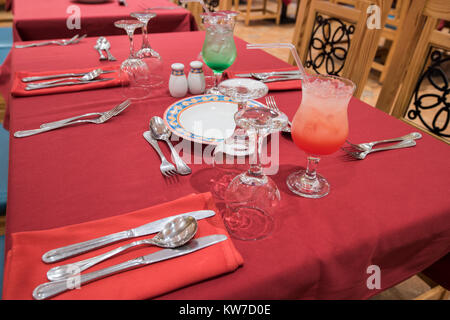 Il design degli interni di un hotel lussuoso ristorante tavolo da pranzo con cocktail bevande Foto Stock