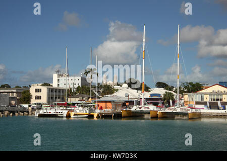 Porto di St John's nell'isola caraibica di Antigua, con la City & il duomo in background. Foto Stock