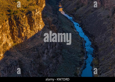 Vista del Rio Grande Gorge nelle ombre del tardo pomeriggio da Rio Grande Gorge Bridge, Rio Grande del Norte monumento nazionale, Nuovo Messico, STATI UNITI D'AMERICA Foto Stock