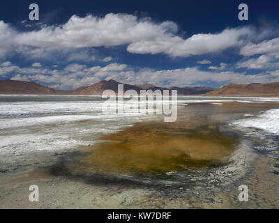 Alte montagne lago salato in Himalaya, estate giorno chiaro e luminoso cielo blu con nuvole, il Tibet. Foto Stock