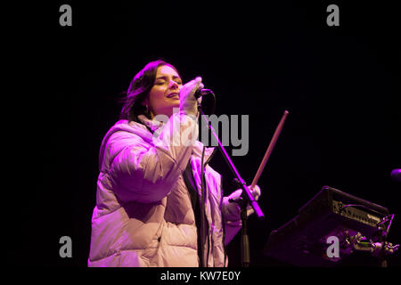 Edimburgo, Scozia il 31 dicembre 2017. Nina Nesbitt sul palco in Princess giardini come parte di Edimburgo di Hogmanay. Pak@ Mera/Alamy Live News Foto Stock