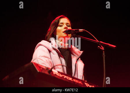 Edimburgo, Scozia il 31 dicembre 2017. Nina Nesbitt sul palco in Princess giardini come parte di Edimburgo di Hogmanay. Pak@ Mera/Alamy Live News Foto Stock