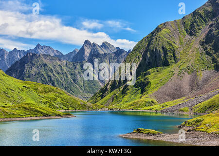 Lago di montagna nella tundra alpina del Siberiano altopiani. Luminosa giornata di sole nel mese di luglio. Oriente Sayan. La Russia Foto Stock