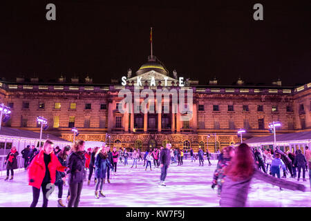 Pattino a Somerset House on the Strand, Londra, WC2, Regno Unito Foto Stock