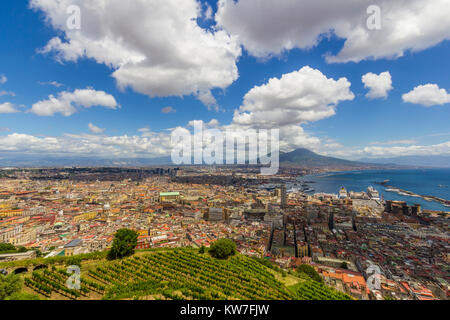 Vista panoramica di Napoli tra le nuvole Foto Stock