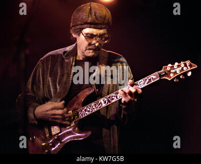 Ci leggendaria rock band amore in concerto a Robin2, Bilston, Wolverhampton, aprile 2005. Il chitarrista Johnny Echols. Foto Stock