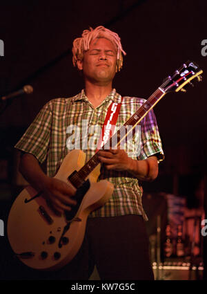 Ci leggendaria rock band amore in concerto a Robin2, Bilston, Wolverhampton, aprile 2005. Il chitarrista Mike Randle. Foto Stock