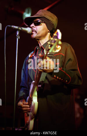 Ci leggendaria rock band amore in concerto a Robin2, Bilston, Wolverhampton, aprile 2005. Band leader Arthur Lee. Foto Stock