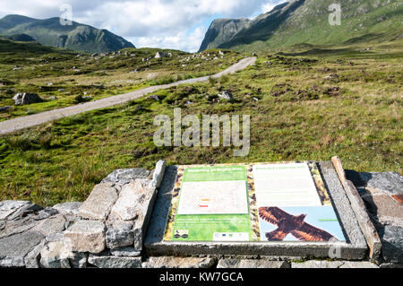 Un segno interpretativa per il Nord Harris Eagle osservatorio presso l'estremità meridionale di Glen Meavaig sull isola di Harris nelle Ebridi Esterne. Foto Stock