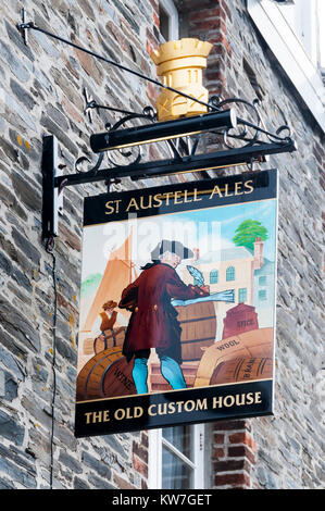 Segno per il vecchio Custom House public house sulla South Quay, Padstow. Foto Stock