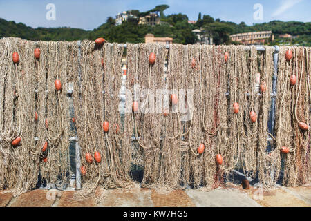 Rete da pesca con galleggianti è appeso alla parete Foto Stock