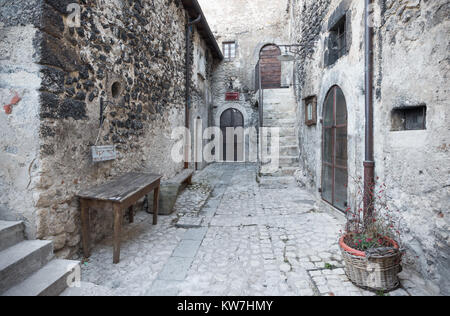 Santo Stefano di Sessanio, Italia - Il piccolo e incantevole borgo medievale Borgo in pietra, nel Parco Nazionale del Gran Sasso, regione Abruzzo, a 1250 metri Foto Stock