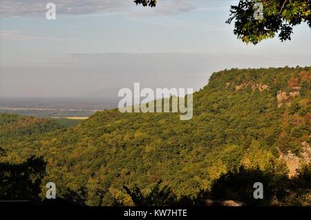 Guardando oltre la valle a Mather Lodge in Pettit Jean parco dello stato Foto Stock