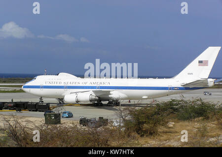 Curacao 18/04/2009: American Vice-Presidential Jet Air Force due, un Boeing 747 E-4B, 75-0125 / 50125, US Air Force, su asfalto a Curacao Airport Foto Stock