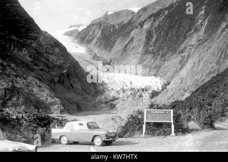 I turisti che visitano Ghiacciaio Franz Josef, Westland, Nuova Zelanda, 1950s Foto Stock