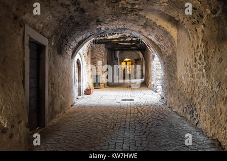 Santo Stefano di Sessanio, Italia - Il piccolo e incantevole borgo medievale Borgo in pietra, nel Parco Nazionale del Gran Sasso, regione Abruzzo, a 1250 metri Foto Stock