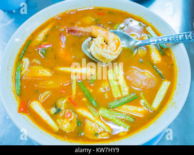 Tom Yam Kung o Tom Yum Goong , famoso in tutto il mondo il cibo tailandese cucina piatto , zuppa piccante con gamberi, latte di cocco,galangal,coriandolo, lemon grass ,parsl Foto Stock