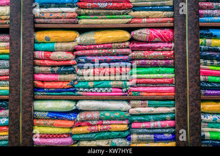 Colorato pashminas presso un negozio indiano a Dubai la città vecchia Foto Stock