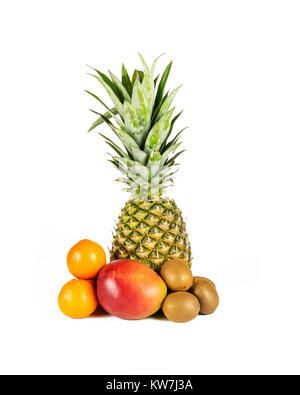 Su uno sfondo bianco vi è un grande ananas maturo e un certo numero di mandarini, manghi e kiwi Foto Stock