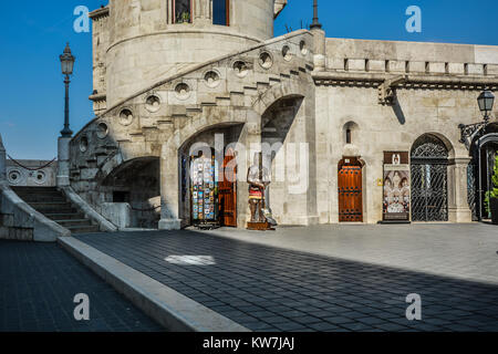 Un medievale suite del cavaliere del armor al di fuori di un negozio di souvenir al Bastione del Pescatore sul Castello di Buda Hill a Budapest Ungheria su una soleggiata giornata estiva Foto Stock