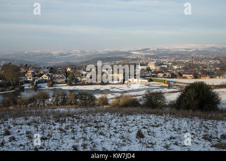 La vista da Rawdon fatturazione, Nr Leeds, North Yorkshire verso l Huddersfield e il South Pennines coperte di neve in inverno Foto Stock