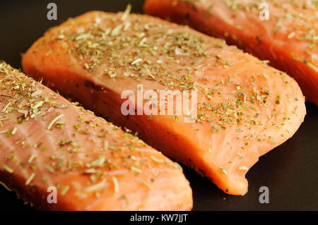 Fresh Alaskan bistecca di salmone su una piastra grill. Il salmone chum, (Oncorhynchus keta) è una specie di pesci anadrome nel salmone famiglia. Si tratta di un Pacifi Foto Stock