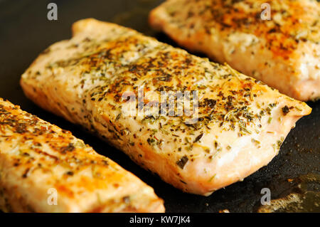 Fresh Alaskan bistecca di salmone su una piastra grill. Il salmone chum, (Oncorhynchus keta) è una specie di pesci anadrome nel salmone famiglia. Si tratta di un Pacifi Foto Stock