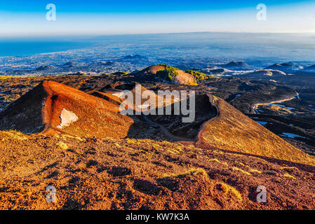 Mt. Il Vulcano Etna, Monti Silvestri (crateri Silvestri), al tramonto, con la città di Catania in background, Sicilia, Italia. Il monte Etna è stata desig Foto Stock