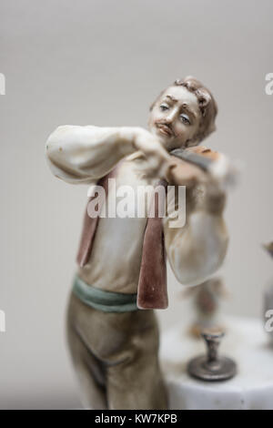 Antica statua in ceramica di un uomo e di una donna alla scena del ristorante Foto Stock