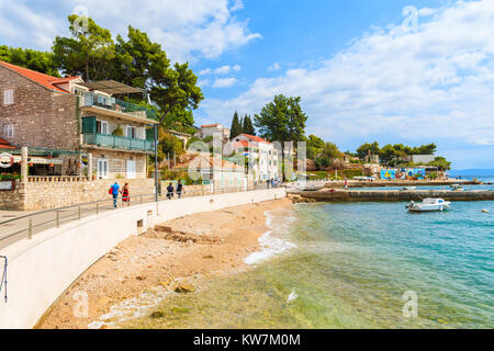 Porta di Bol, isola di Brac - SET 8, 2017: Spiaggia di Bol porta con cittadina tipica architettura, isola di Brac, Croazia. Foto Stock