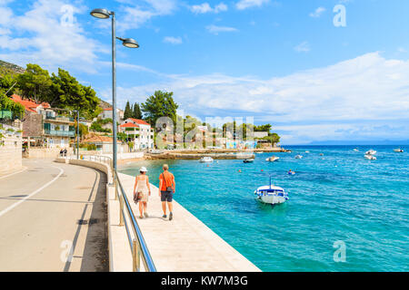 Porta di Bol, isola di Brac - SET 8, 2017: coppia di turisti a piedi lungo il mare nella città di Bol, isola di Brac, Croazia. Foto Stock