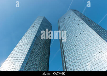 La Deutsche Bank Twin Towers, nota anche come sede centrale della Deutsche Bank, è un complesso di grattacieli a due torri a Francoforte, in Germania. Foto Stock