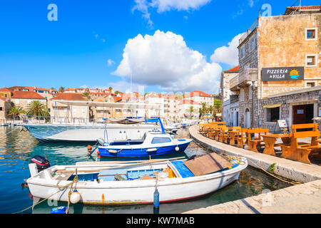 Porto di Milna, Isola di Brac - Sep 12, 2017: vista del porto di Milna con colorate barche da pesca, isola di Brac, Croazia. Foto Stock