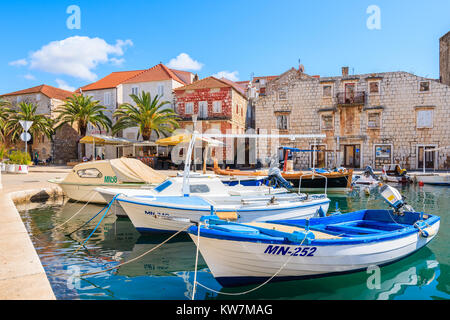 Porto di Milna, Isola di Brac - Sep 12, 2017: barche da pesca nel porto di Milna sulla soleggiata giornata estiva, isola di Brac, Croazia. Foto Stock