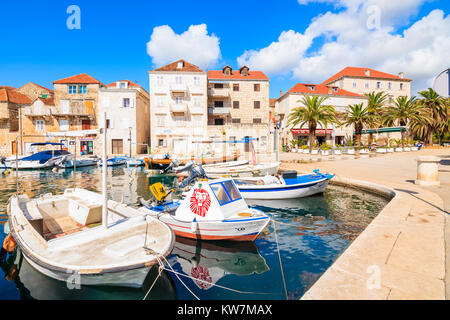 Porto di Milna, Isola di Brac - Sep 12, 2017: vista del porto di Milna con colorate barche da pesca, isola di Brac, Croazia. Foto Stock