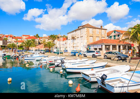 Porto di Milna, Isola di Brac - Sep 12, 2017: vista del porto di Milna con colorate barche da pesca, isola di Brac, Croazia. Foto Stock