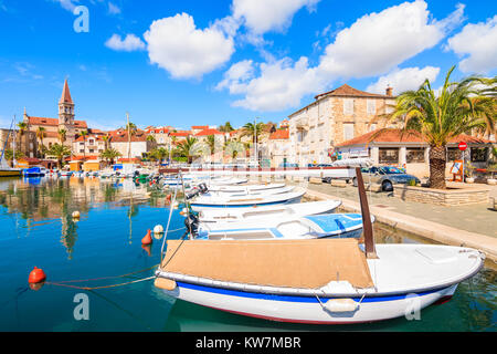 Porto di Milna, Isola di Brac - Sep 12, 2017: vista del porto di Milna con colorate barche da pesca, isola di Brac, Croazia. Foto Stock