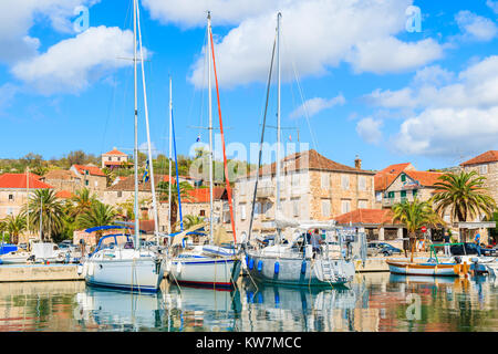 Porto di Milna, Isola di Brac - Sep 12, 2017: vista del porto di Milna con barca a vela e barche di pescatori sulla soleggiata giornata estiva, isola di Brac, Croazia Foto Stock
