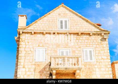 Tradizionale casa di pietra nel porto di Supetar, isola di Brac, Croazia Foto Stock