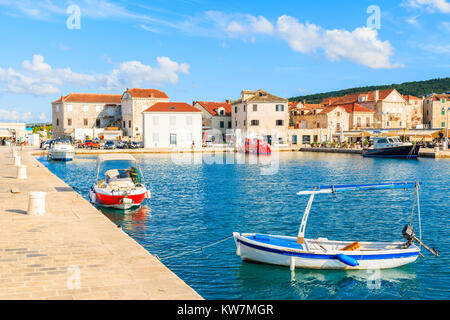 Barca da pesca di ormeggio nel porto di Supetar, isola di Brac, Croazia Foto Stock