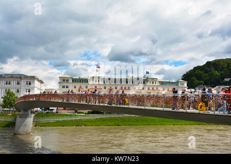 Salisburgo, Austria - 25 luglio 2017. Amore si blocca su Makartsteg ponte sopra il fiume Salzach a Salisburgo , Austria Foto Stock